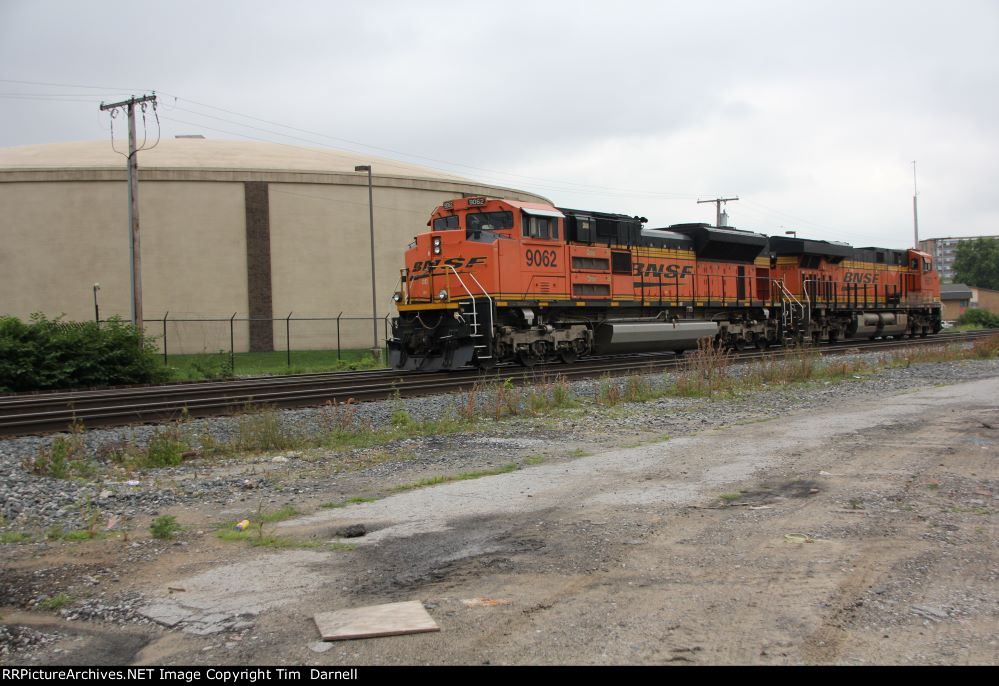 BNSF 9062 lite power